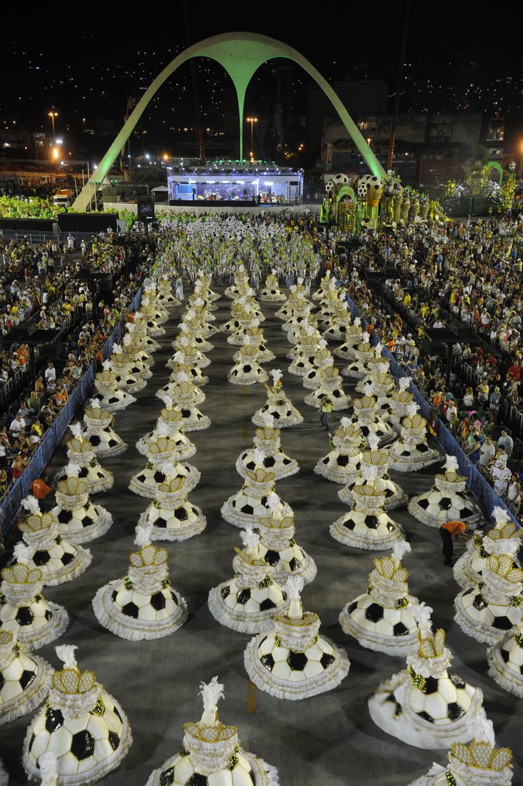 Escolas de samba do Rio iniciam